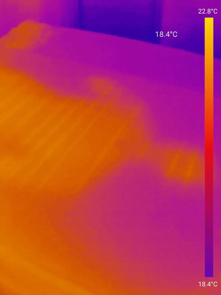 Dieses Bild zeigt die Temperatur der Aldi TRAUMNACHT SELECTION Matratze Ergo Kaltschaum mit integriertem Topper, 5 Minuten nachdem Tester aufstand