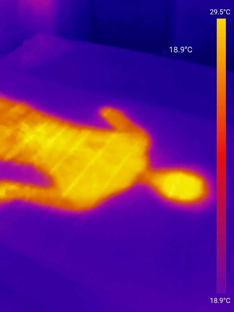 Dieses Bild zeigt die Temperatur der Aldi TRAUMNACHT SELECTION Relax-Matratze, direkt nachdem Tester aufstand