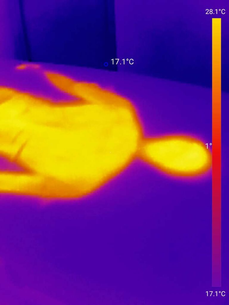 Dieses Bild zeigt die Temperatur der Emma 25 Hybrid Matratze, direkt nachdem Tester aufstand