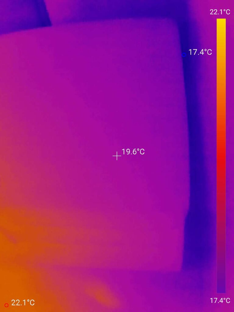 Dieses Bild zeigt die Temperatur der Emma 25 Hybrid Matratze vor Beginn unseres Tests